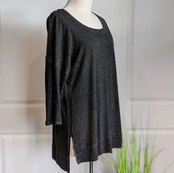 Bordeaux Tee 3/4 Sleeve Exposed Seams Round Neck High Low Hem Charcoal M NWOT - Picture 2 of 7